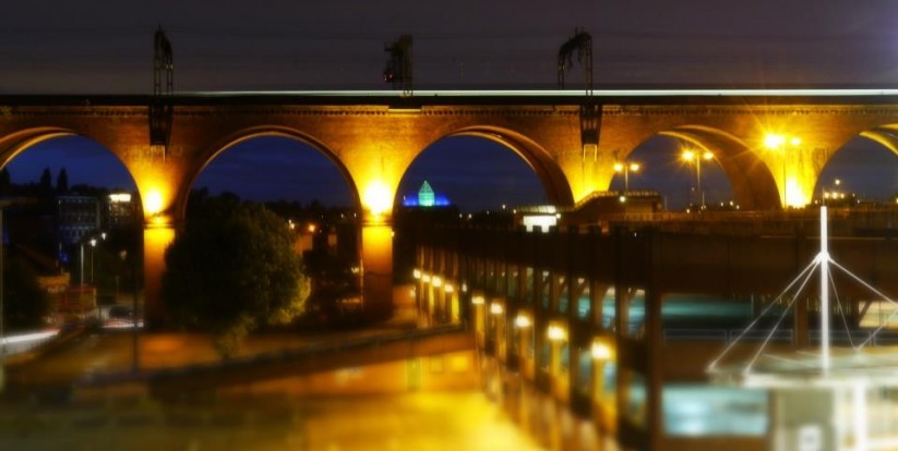 A train passing over Stockport viaduct